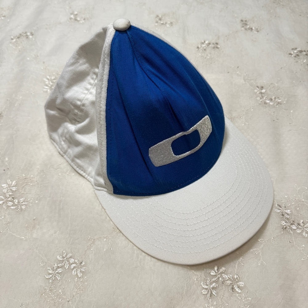Vintage Oakley Blue & White Ball Cap – One Size